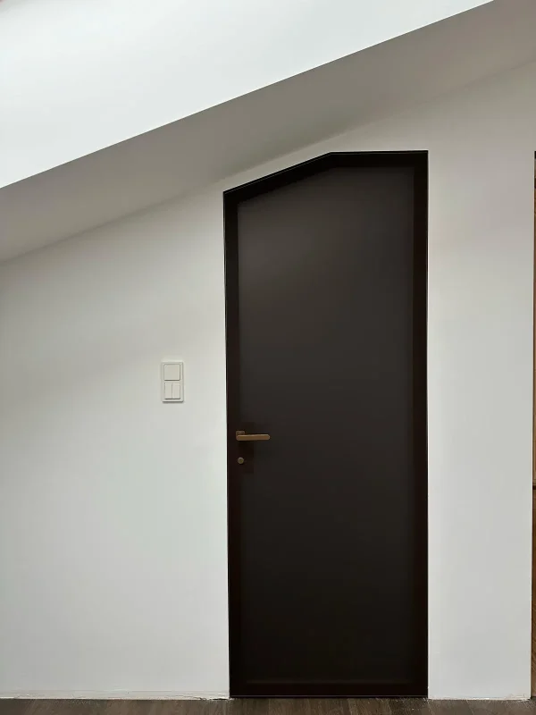 Aluminiowe drzwi pełne pod skosem