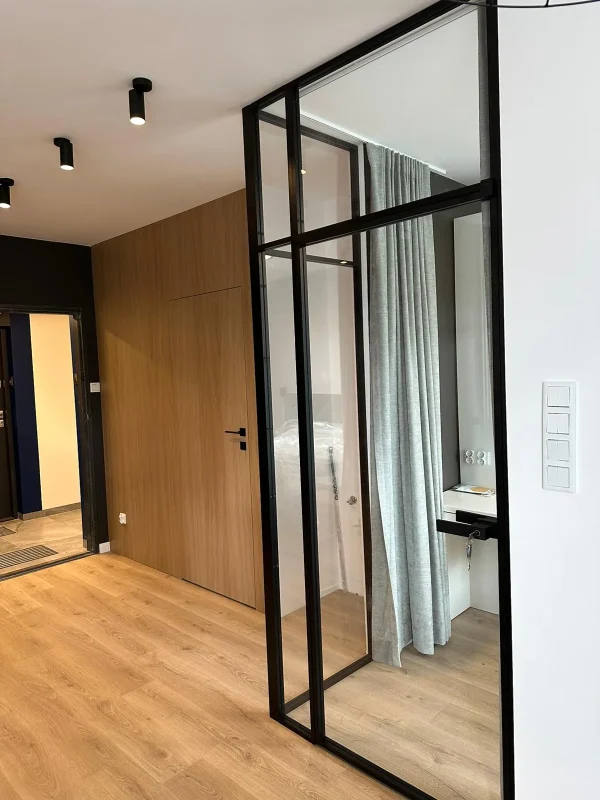 Aluminiowe drzwi loftowe z naświetlem w przedpokoju