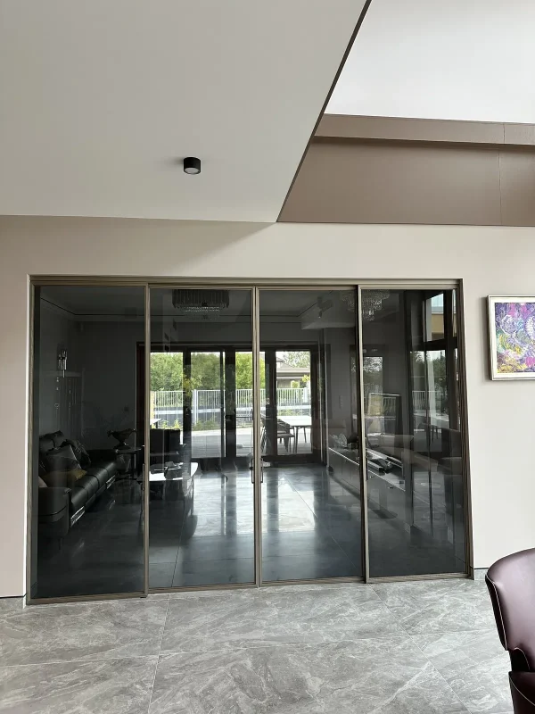 Aluminiowe drzwi przesuwne loftowe w salonie – realizacja Soho Concept