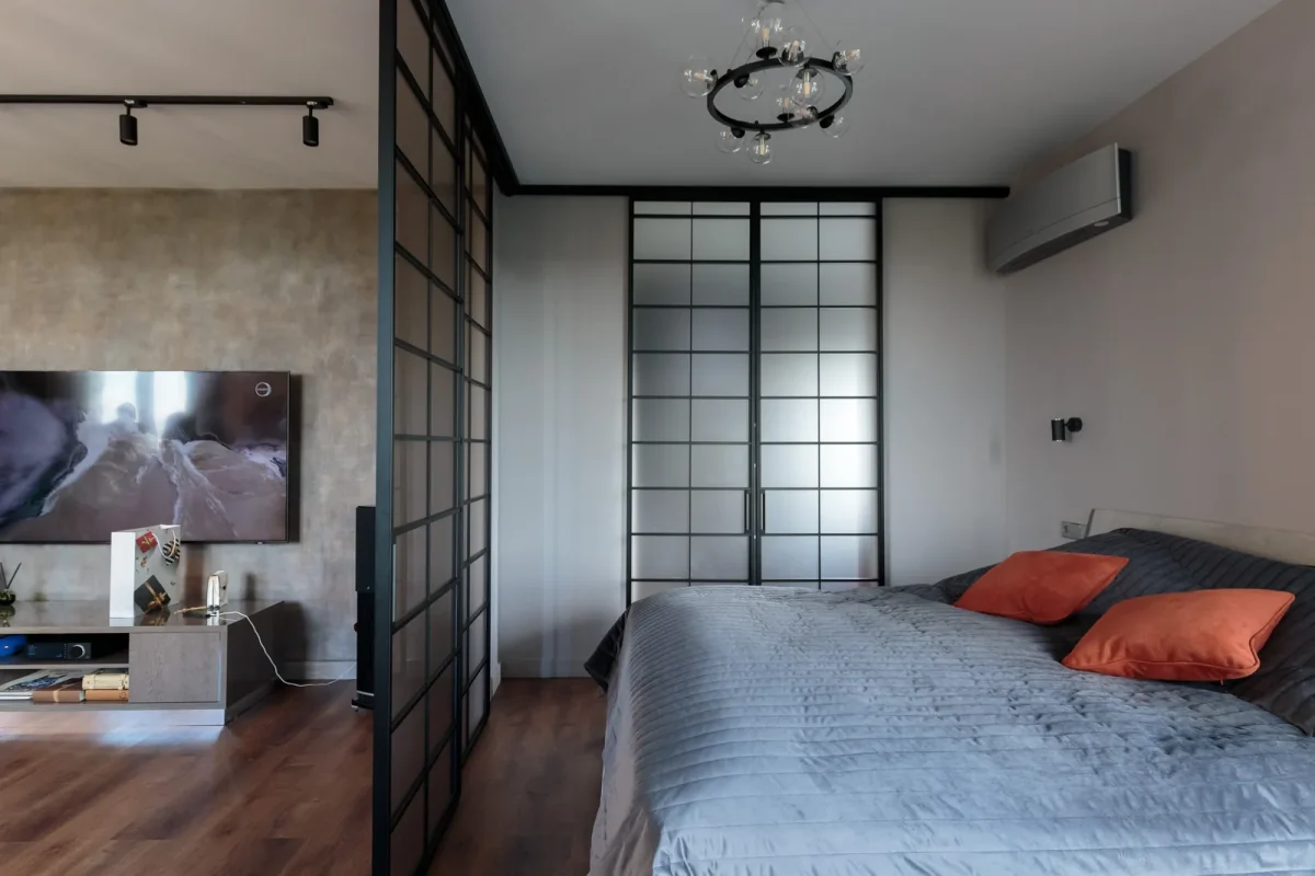 Aluminiowe przeszklenie loftowe w sypialni